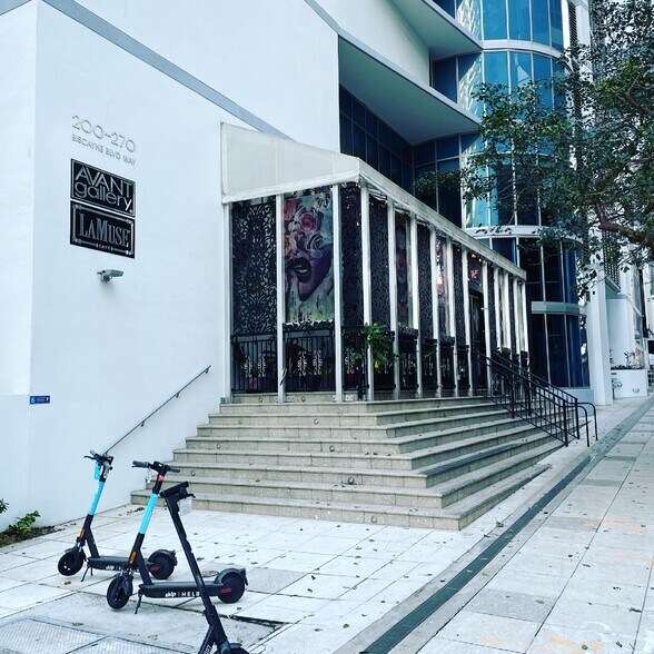 More Photos Of 270 Biscayne Boulevard Way, Miami Hotel For Lease