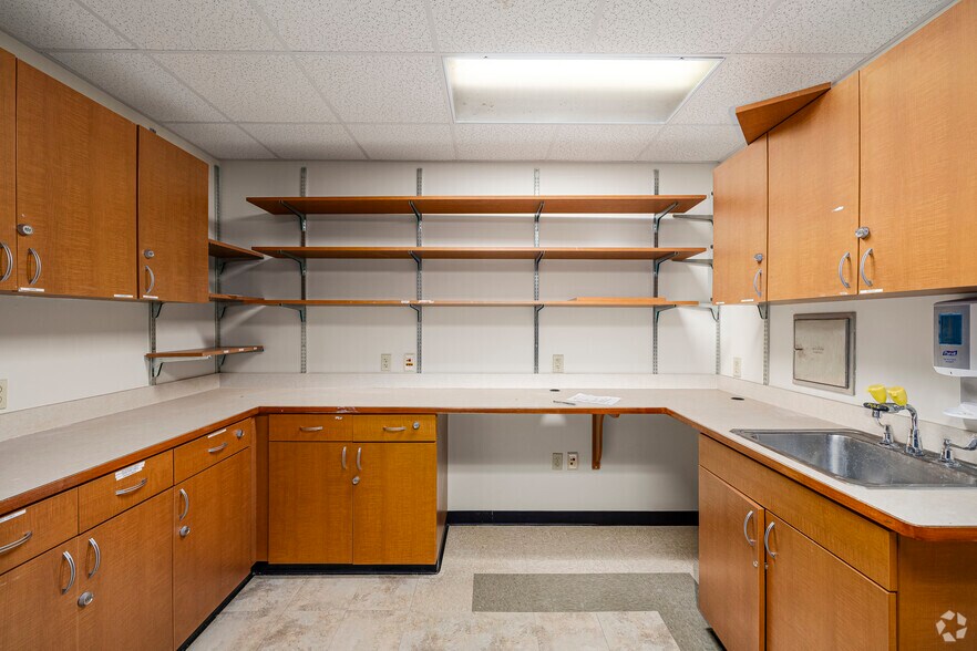 More Photos Of 477 McLaws Cir, Williamsburg Medical For Lease