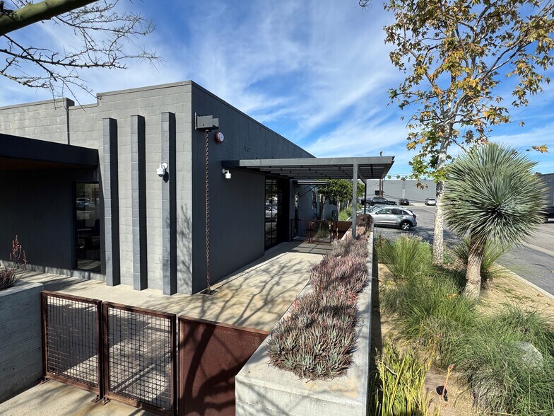 More Photos Of 14751-14761 Califa St, Van Nuys Office For Lease