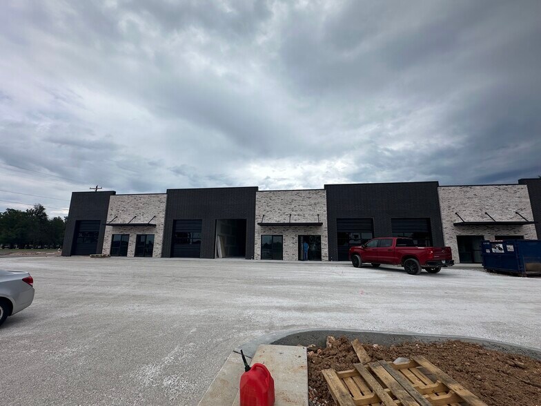 More Photos Of 296 S Barrington Rd, Tontitown Showroom For Lease
