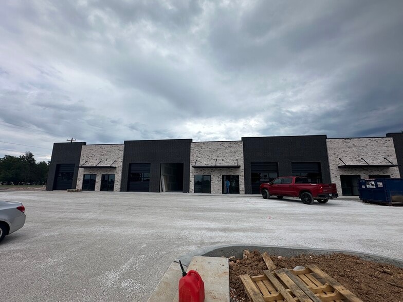 More Photos Of 296 S Barrington Rd, Tontitown Showroom For Lease