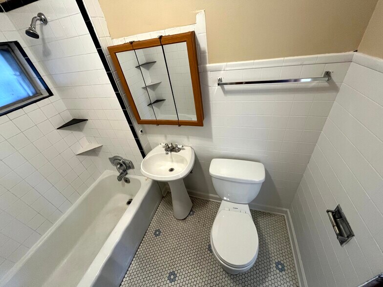 More Photos Of 4929 W Warwick Ave, Chicago Apartments For Sale