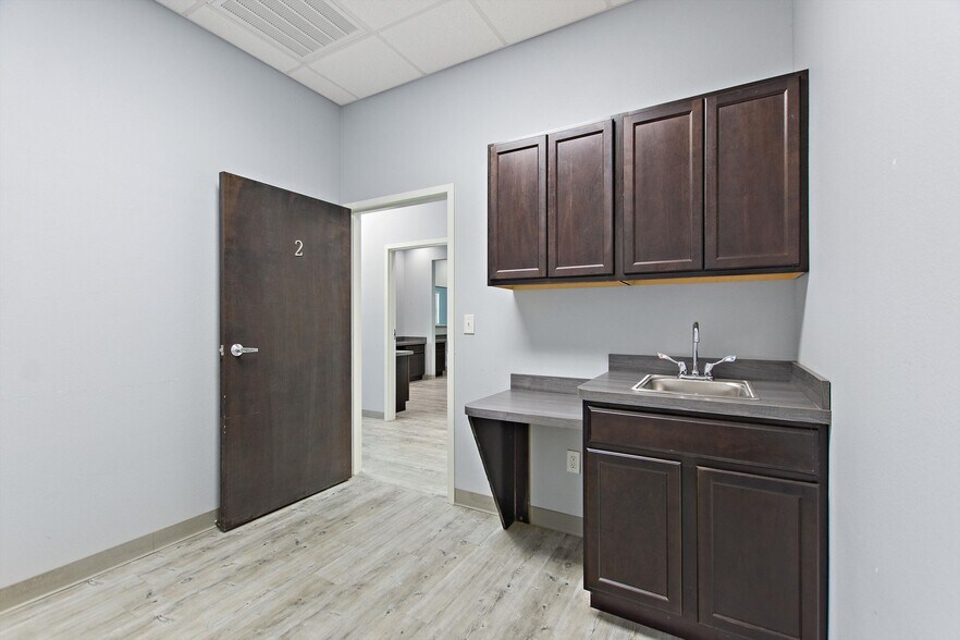 More Photos Of 105 Park Place Blvd, Davenport Medical For Sale