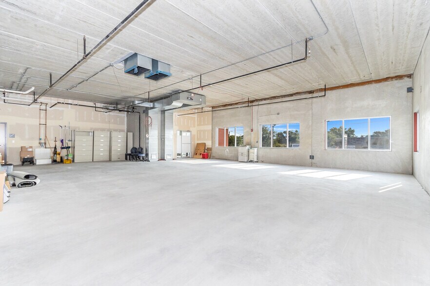 More Photos Of 691 Collins St, Joliet Storefront Retail Office For Lease