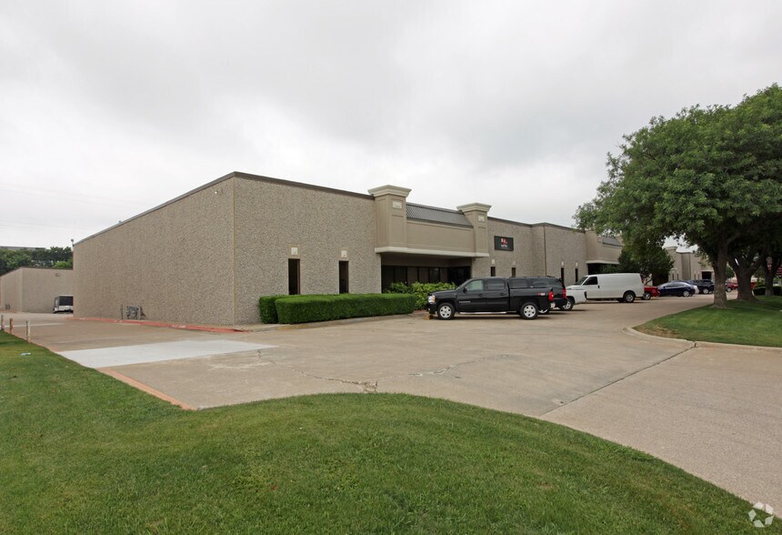 More Photos Of 4400-4418 Sunbelt Dr, Addison Light Manufacturing For Lease