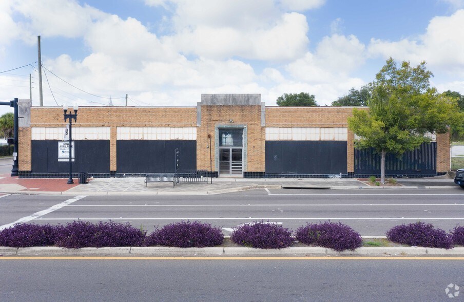 More Photos Of 1100 N Main St, Jacksonville Office For Lease
