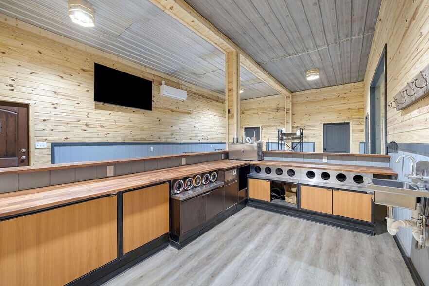 More Photos Of 354 Bulldog Rd, Altoona Flex For Sale