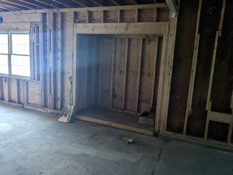 More Photos Of 310 N State St, Concord Showroom For Lease