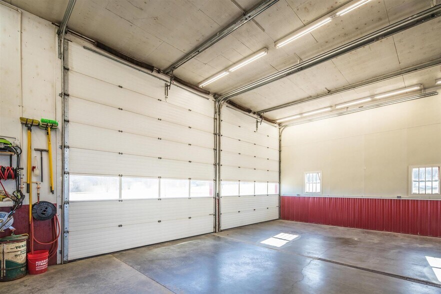 More Photos Of 640 Orchard Dr, Bridport Flex For Sale