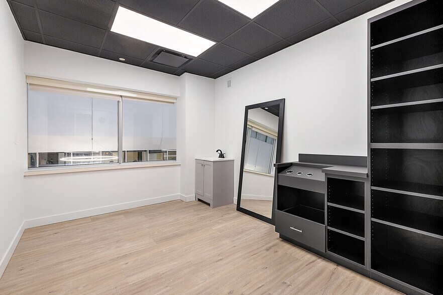 More Photos Of 801-803 W Big Beaver Rd, Troy Office For Lease