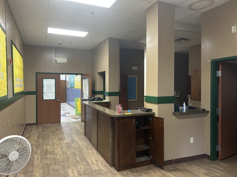 More Photos Of 101 S Prospect St, Crescent City Flex For Sale