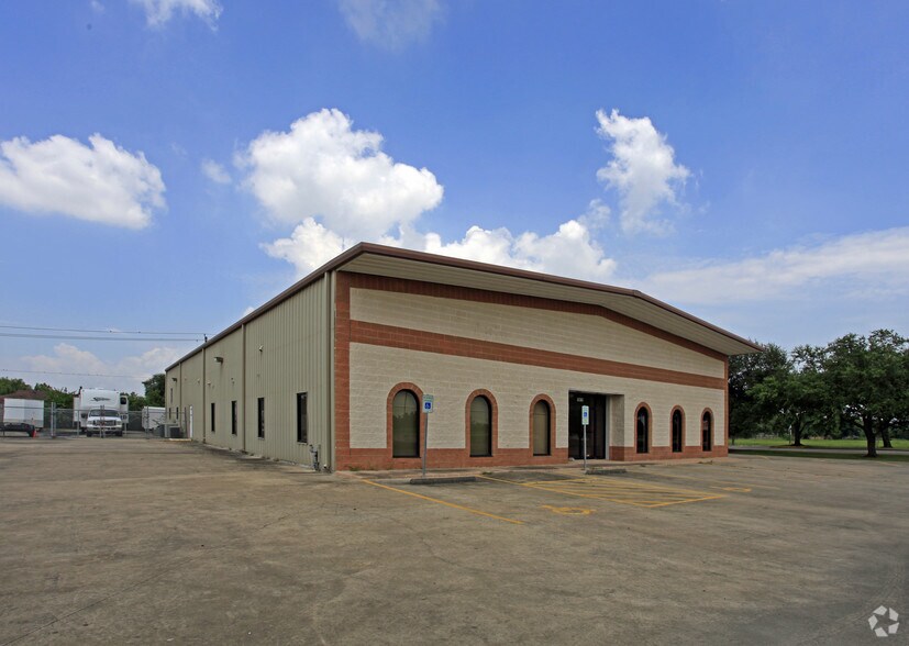More Photos Of 10819 W Fairmont Pky, La Porte Warehouse For Lease