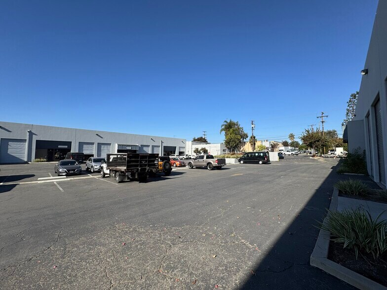 More Photos Of 1390 E Burnett St, Signal Hill Unknown For Lease