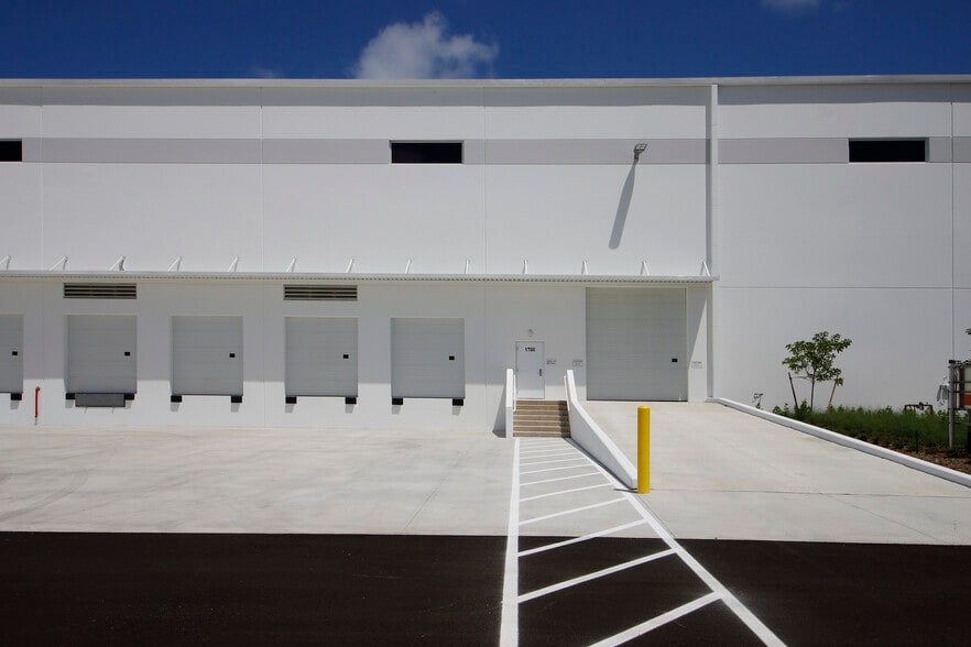 More Photos Of 1700 Eller Dr, Fort Lauderdale Distribution For Lease