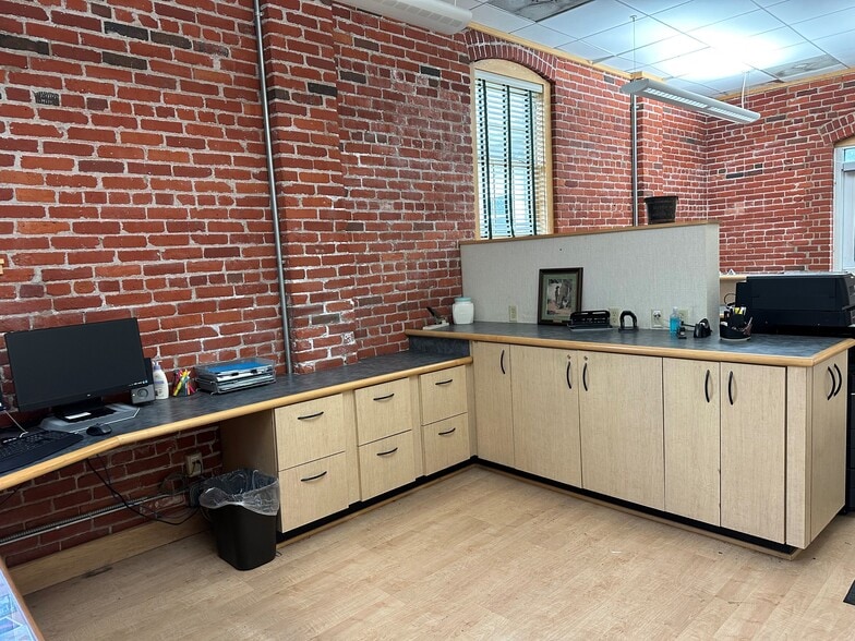 More Photos Of 438 N Bancroft St, Indianapolis Light Manufacturing For Sale