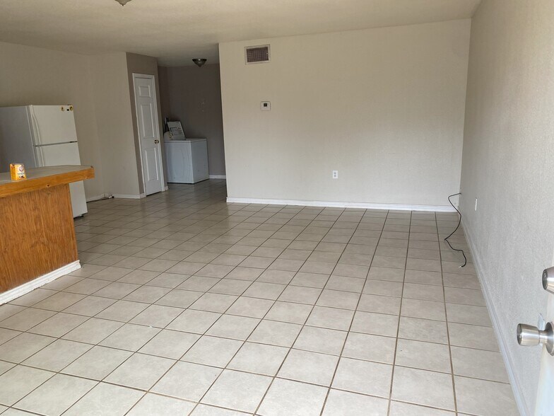 More Photos Of 119 S Commerce St, Dilley Storefront Retail Residential For Sale