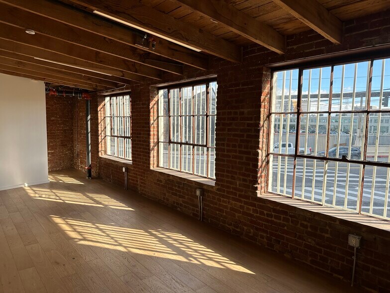 More Photos Of 407 Molino St, Los Angeles Showroom For Lease