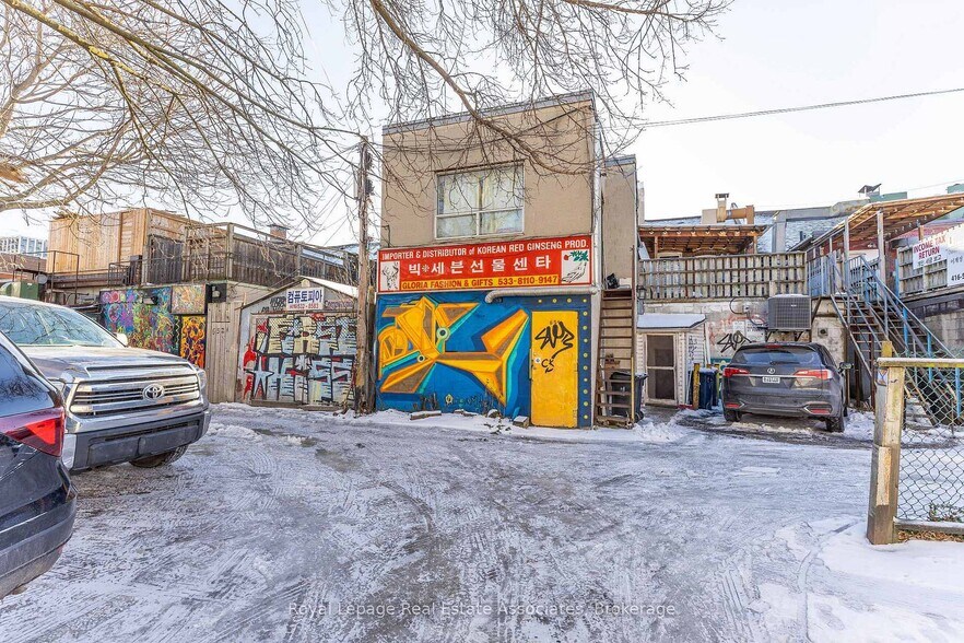 More Photos Of 654 Bloor St W, Toronto Storefront Retail Office For Lease