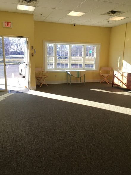 More Photos Of 105 New England Pl, Stillwater Storefront Retail Office For Lease