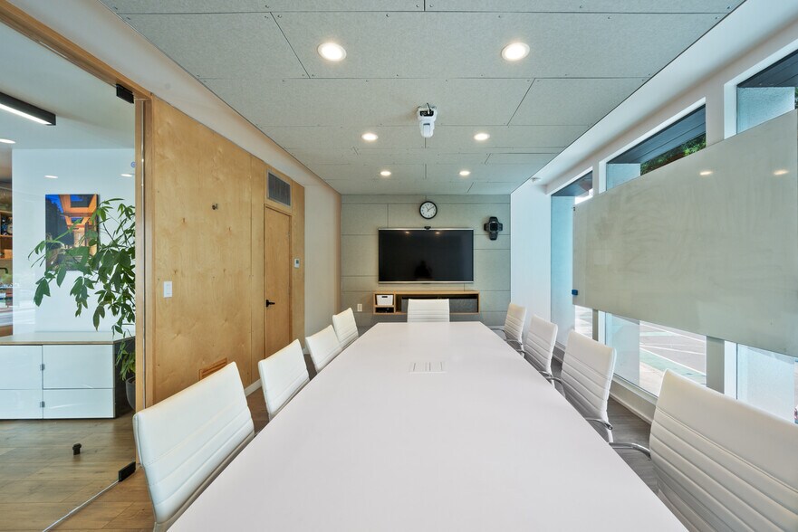 More Photos Of 12421 Venice Blvd, Los Angeles Loft Creative Space For Lease