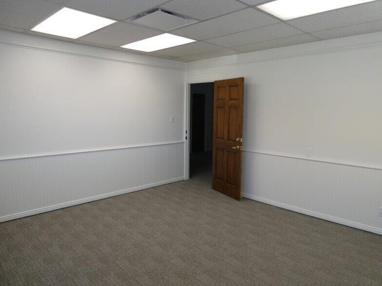More Photos Of 447 W Burchett St, Glendale Office For Sale