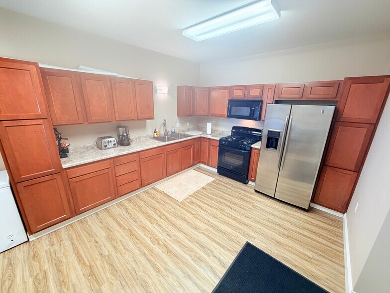 More Photos Of 260 Bridge Rd, Lakeside Marblehead Flex For Sale