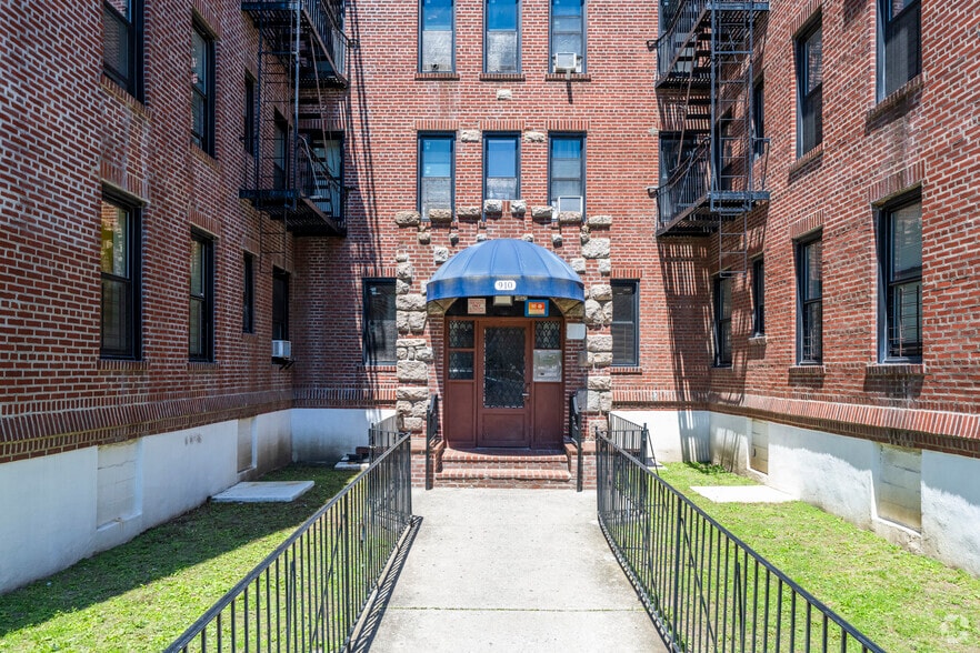 More Photos Of 910 Dinsmore Ave, Far Rockaway Apartments For Sale