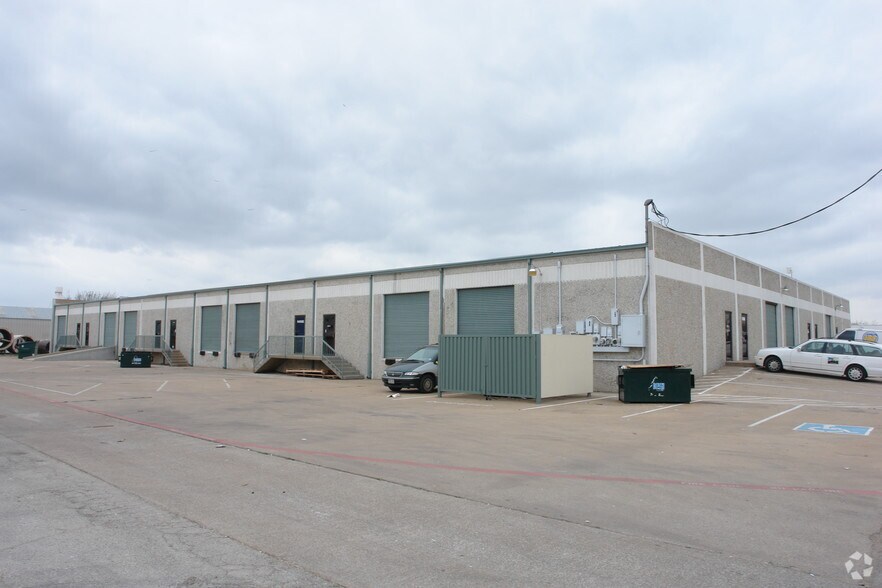More Photos Of 6400 Bradley Dr, Haltom City Flex For Lease