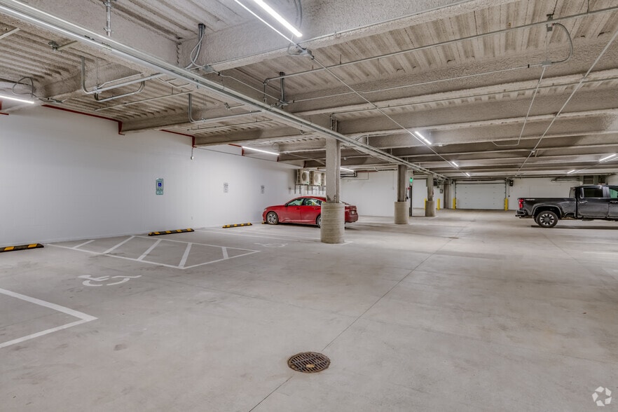 More Photos Of 17335 Golf Pkwy, Brookfield Office For Lease
