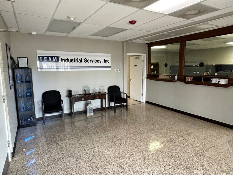More Photos Of 1440 Spindletop Rd, Beaumont Office For Lease