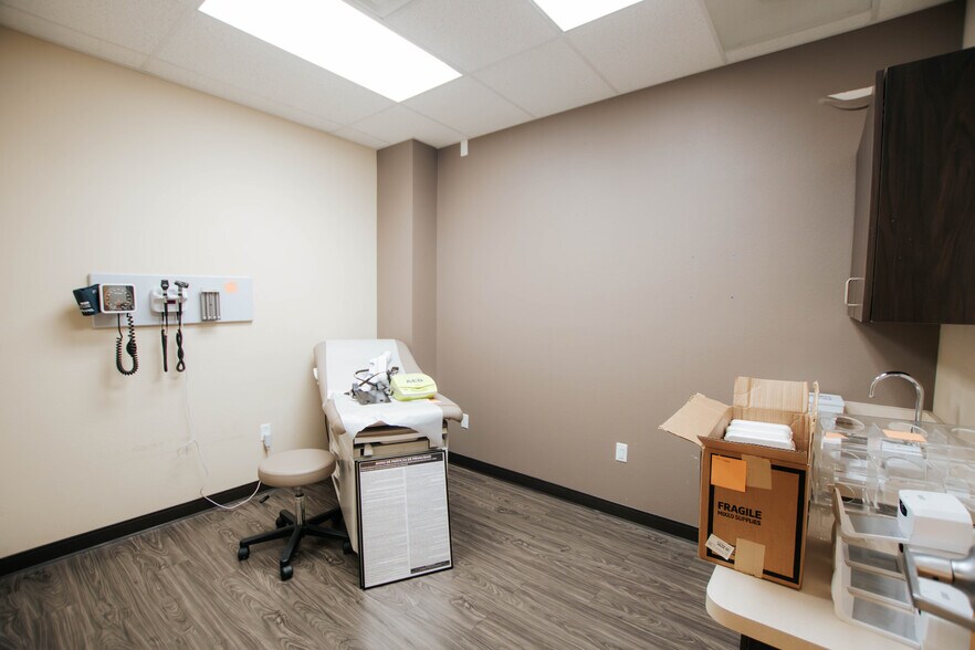 More Photos Of 9870 N Gateway Blvd, El Paso Office For Lease