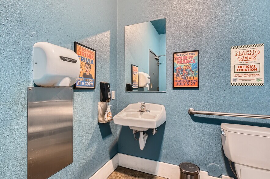 More Photos Of 4343 SE Hawthorne Blvd, Portland Restaurant For Sale