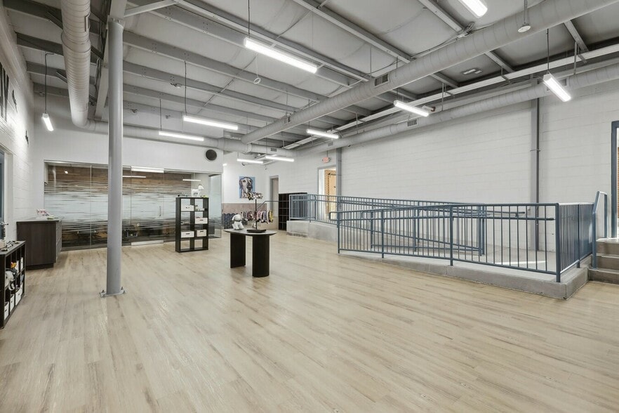 More Photos Of 1508 Moran Rd, Sterling Showroom For Sale