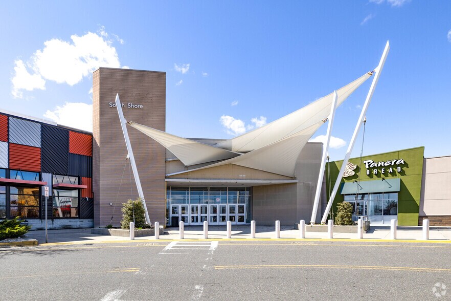 Primary Photo Of 1701 Sunrise Hwy, Bay Shore General Retail For Lease