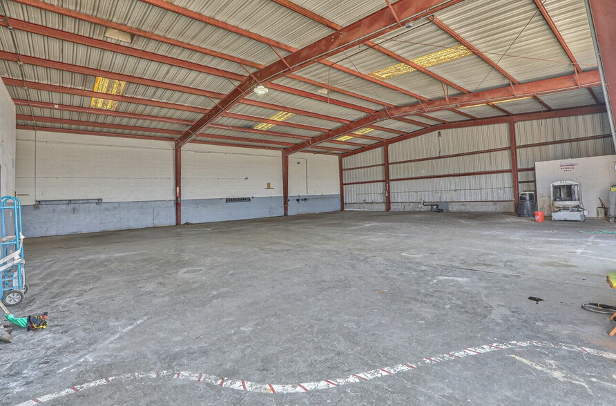 More Photos Of 50 Chamberlain St, Salinas Warehouse For Sale