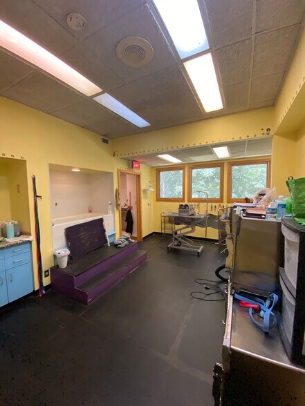 More Photos Of 154 Sturbridge Rd, Charlton Veterinarian Kennel For Lease