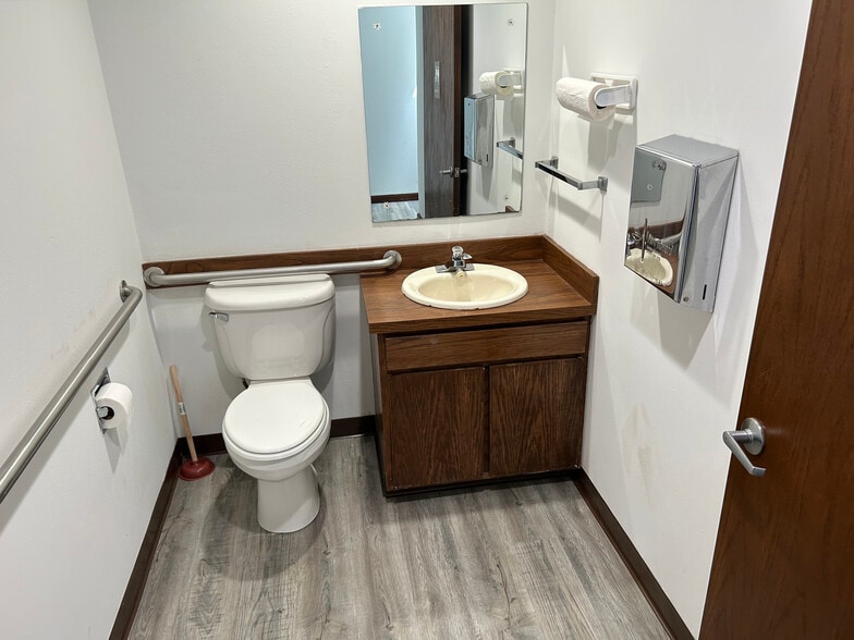 More Photos Of 110 W Walnut St, Salina Medical For Lease