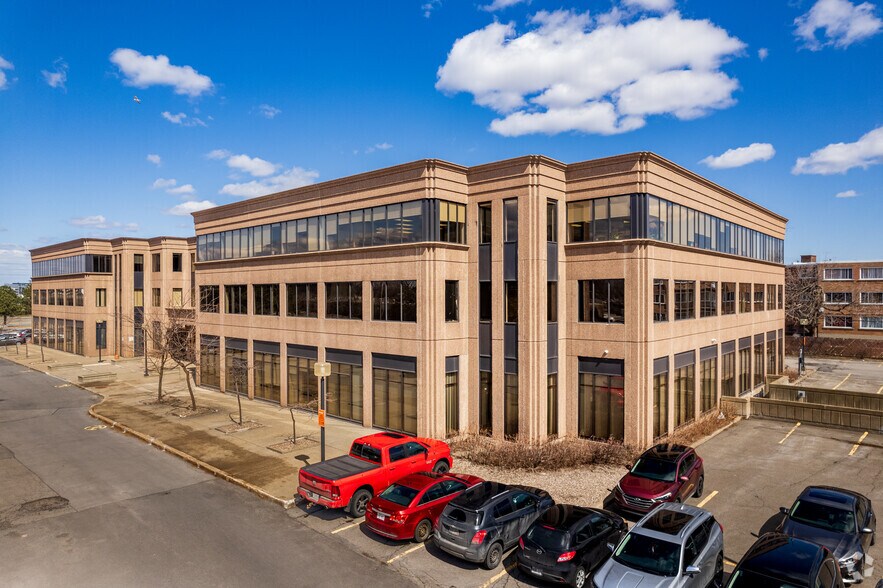 More Photos Of 455 Boul Fénelon, Dorval Medical For Lease