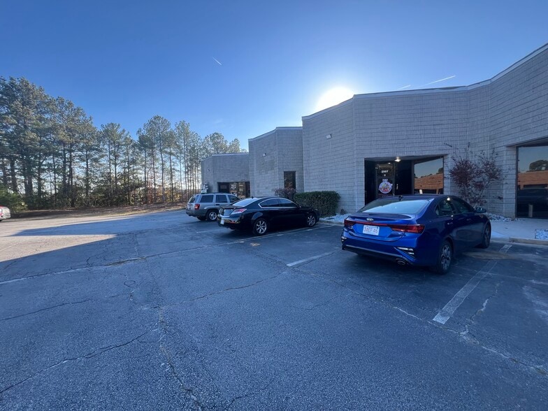 More Photos Of 2501-2513 Park Central Blvd, Decatur Warehouse For Lease