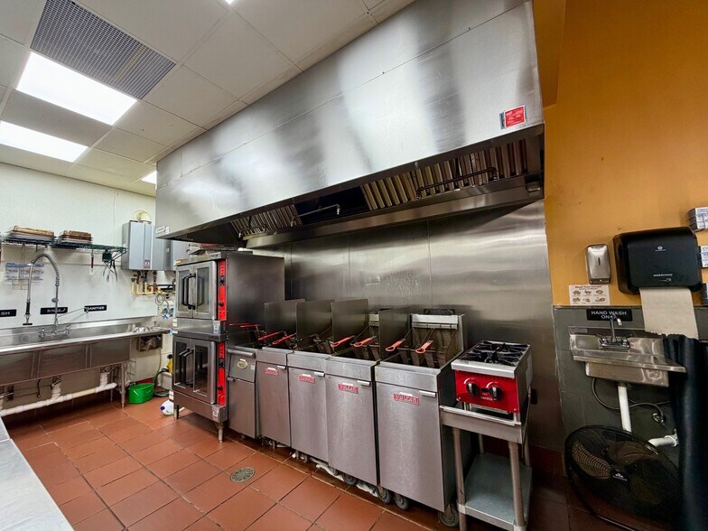 More Photos Of 1105 Main St, Forest Park Freestanding For Lease