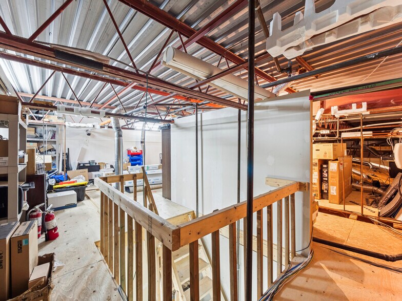 More Photos Of 175 W Beaver Creek Rd, Richmond Hill Light Distribution For Sale