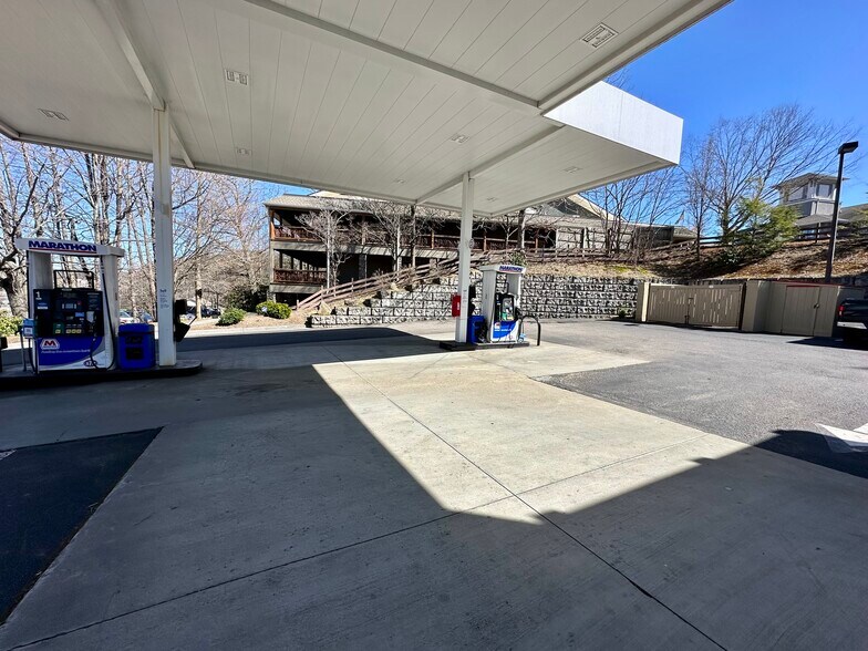 More Photos Of 450 E King St, Boone Service Station For Sale