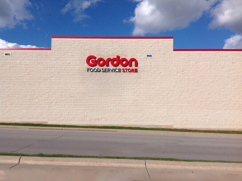 More Photos Of 2609 S Oneida St, Green Bay Freestanding For Lease