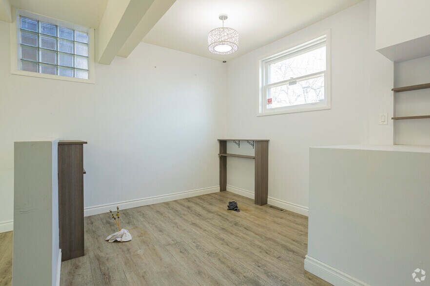 More Photos Of 1904 20th Ave NW, Calgary Storefront Retail Office For Lease