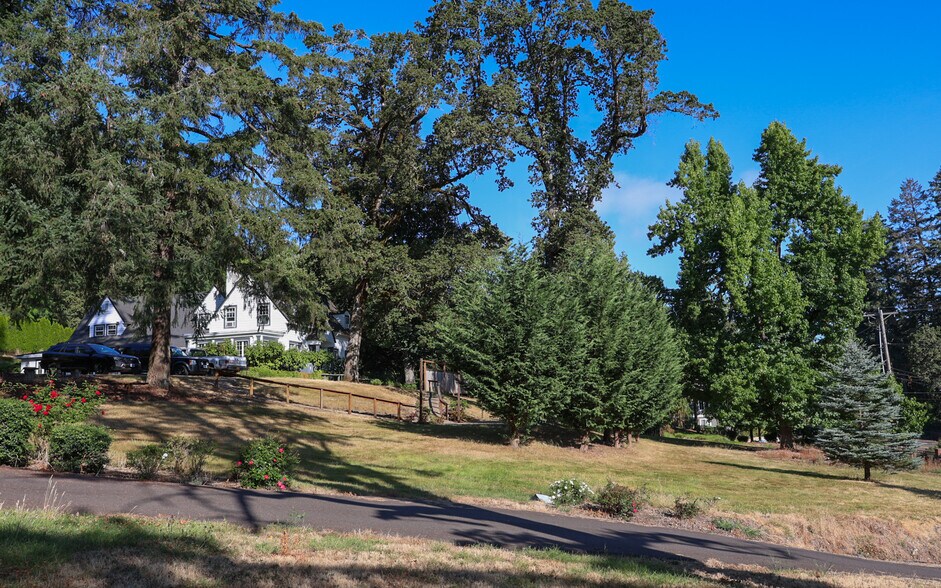More Photos Of 20255 Willamette Dr, West Linn Specialty For Sale