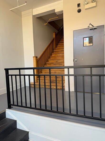 More Photos Of 348 N Ashland Ave, Chicago Flex For Lease