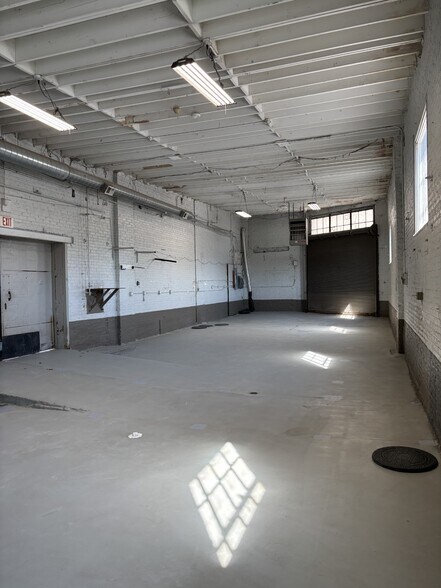 More Photos Of 1724 W Lake St, Chicago Warehouse For Lease