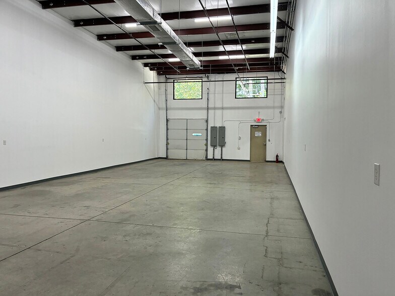 More Photos Of 4800-4820 Poplar Place Dr, Louisville Showroom For Lease