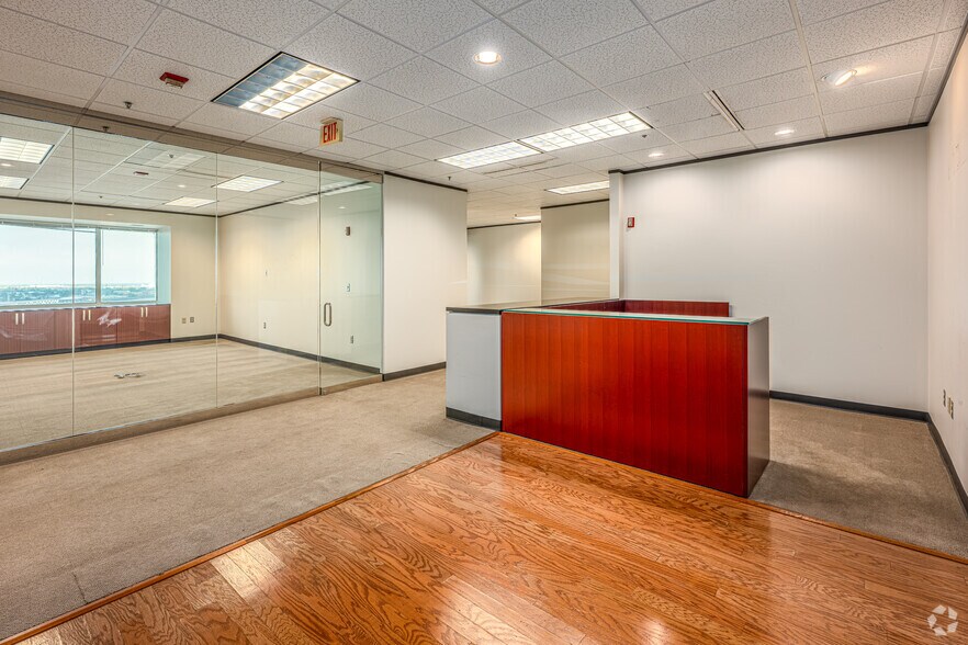 More Photos Of 365 Canal St, New Orleans Office For Lease