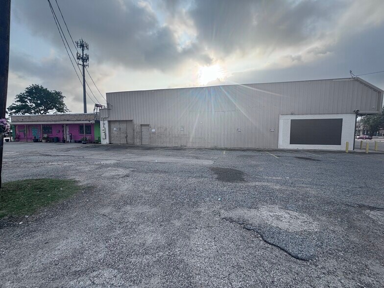 More Photos Of 8612-8632 Long Point Rd, Houston Storefront Retail Office For Sale